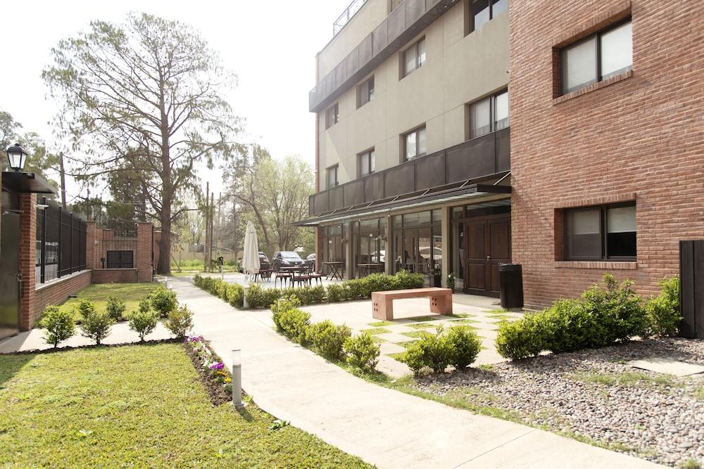 Casa Campus Pilar Suites Екстериор снимка